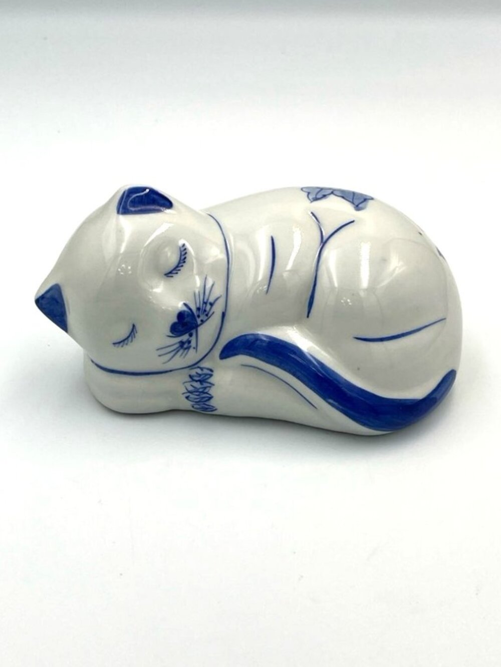 Vintage Sleeping Kitty Cat Figurine Blue & White Porcelain Retro Floral